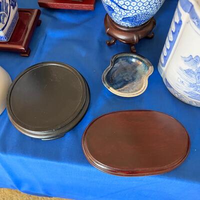 Blue and white ginger jars, stands displays real natural screen