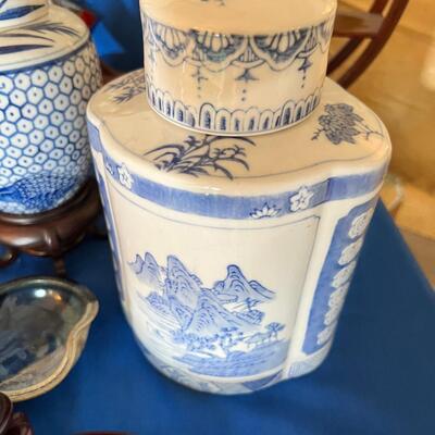 Blue and white ginger jars, stands displays real natural screen