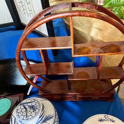 Blue and white ginger jars, stands displays real natural screen