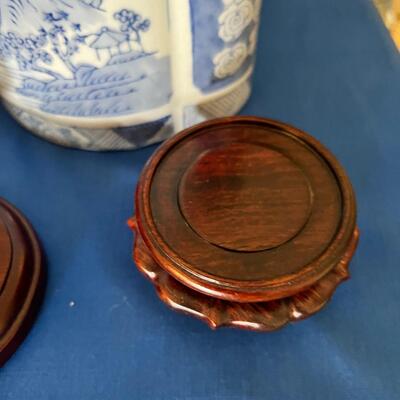 Blue and white ginger jars, stands displays real natural screen