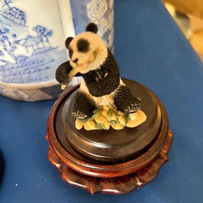 Blue and white ginger jars, stands displays real natural screen
