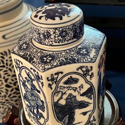 Blue and white ginger jars, stands displays real natural screen