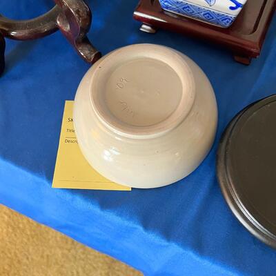 Blue and white ginger jars, stands displays real natural screen