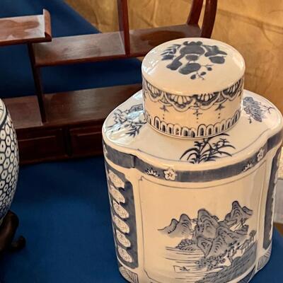 Blue and white ginger jars, stands displays real natural screen
