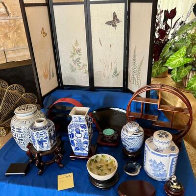 Blue and white ginger jars, stands displays real natural screen