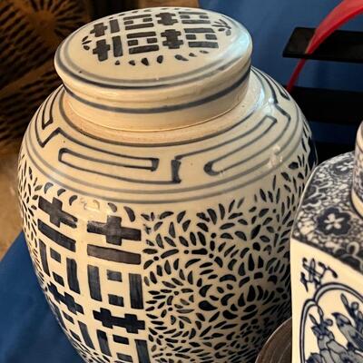Blue and white ginger jars, stands displays real natural screen