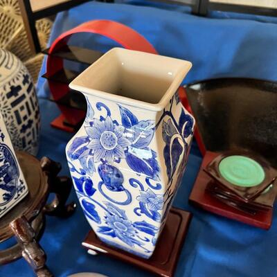 Blue and white ginger jars, stands displays real natural screen