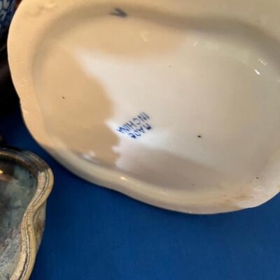 Blue and white ginger jars, stands displays real natural screen