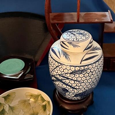 Blue and white ginger jars, stands displays real natural screen
