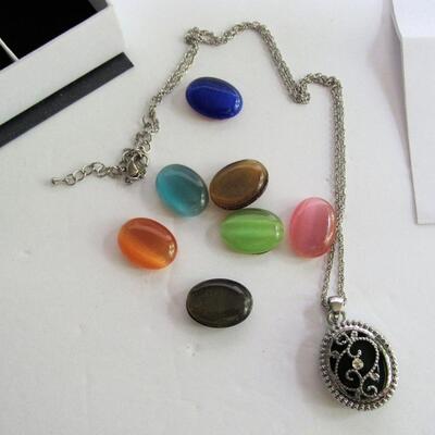 Pretty Contemporary Interchangable Necklace Set