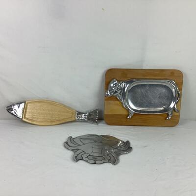 5237 Wooden Cutting Boards & Pewter Hot Plate