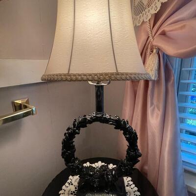 BR4 Tall black accent table with Lamp