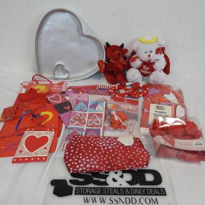 Valentine's Lot: Wilton Cake Pan, Make-Up Bag, Loot Bags, Gift Bags,Stuffed Toys