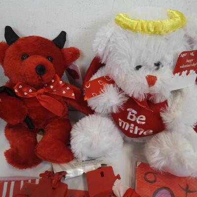 Valentine's Lot: Wilton Cake Pan, Make-Up Bag, Loot Bags, Gift Bags,Stuffed Toys