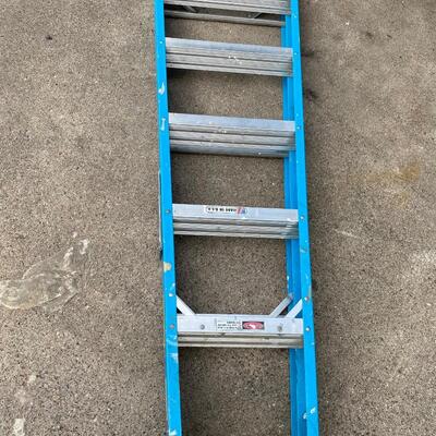 G82 Vacuum, decor, ladders on side of house, saw stand