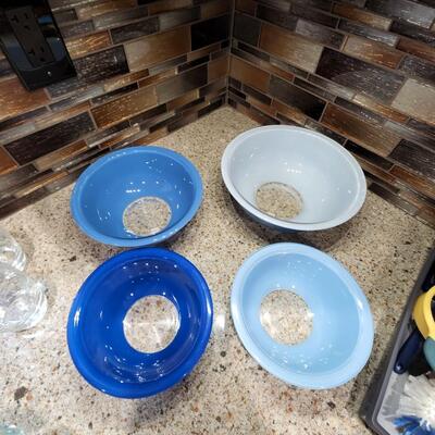 Lot of 4 Colorful Pyrex Mixing Bowls