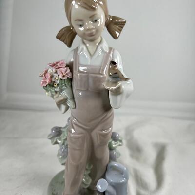 LLadro #521 Porcelain glazed Pigtail girl with bird  7.5" tall no box