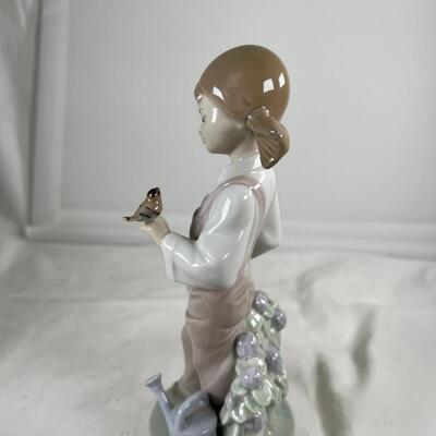 LLadro #521 Porcelain glazed Pigtail girl with bird  7.5" tall no box