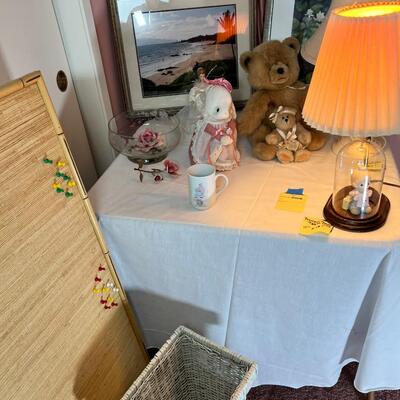 Teddy bears, Precious Moments lamp, ceramic roses in an etched glass dish