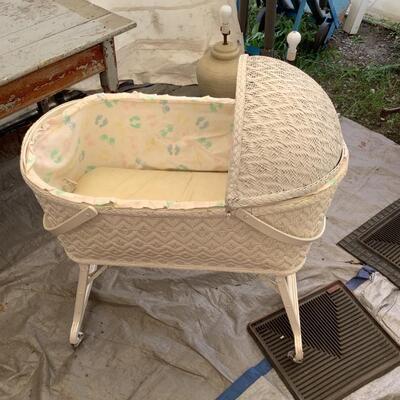 5290 Vintage White Wicker Baby Collapsible Bassinet