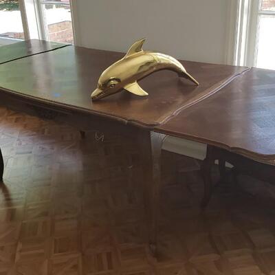 Vintage dining room table with extendable leaves