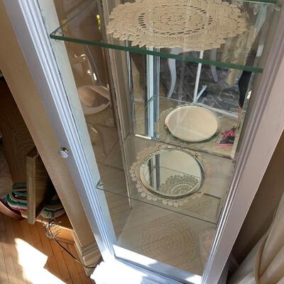 DR16-Glass Display Cabinet (extra mirrors and doilies)