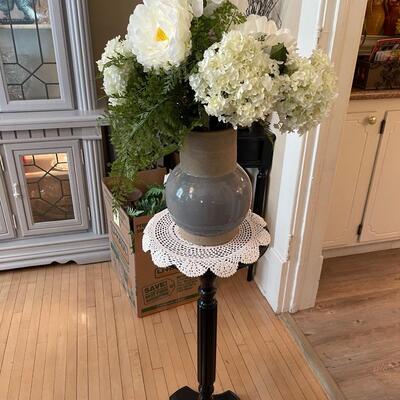 DR5-Vase with Flowers and Accent Table