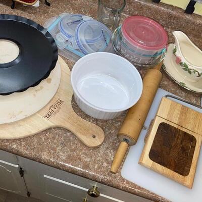 K9-Pizza stone, gravy boat, measuring cup, rolling pin, etc