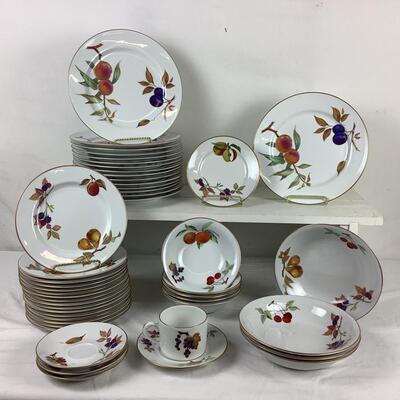 5312 Royal Worcester Evesham 47 pc Porcelain china set