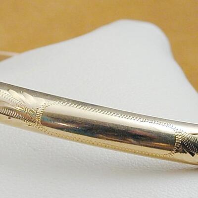 14k Yellow Gold Hinged Engraved Bangle Bracelet