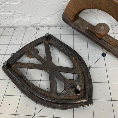 #211 Antique Cast Iron Sad Iron Handle & Plate