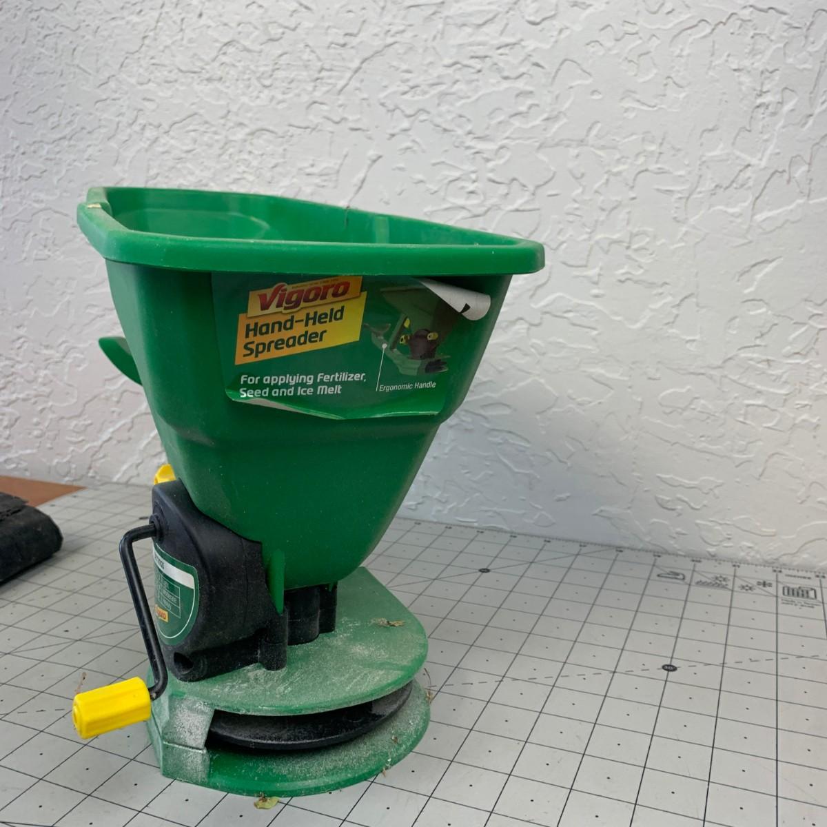 264 Vigoro Hand Held Spreader For Seed, Fertilizer & Ice Melt