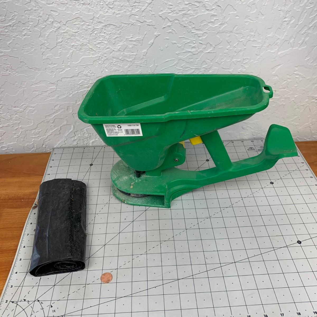 264 Vigoro Hand Held Spreader For Seed, Fertilizer & Ice Melt