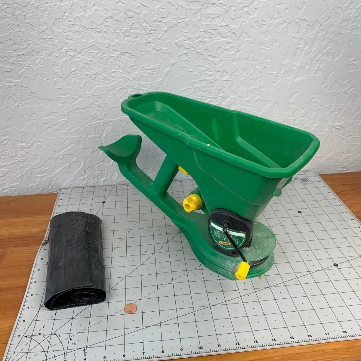 264 Vigoro Hand Held Spreader For Seed, Fertilizer & Ice Melt