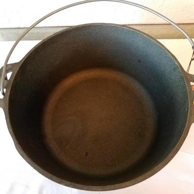 Century cast iron 10-inch pot on feet with lid