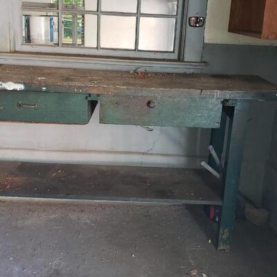Work table with vise
