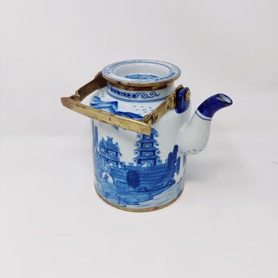 VINTAGE CHINESE BLUE AND WHITE PAINTED PORCELAIN TEA POT W/ LID