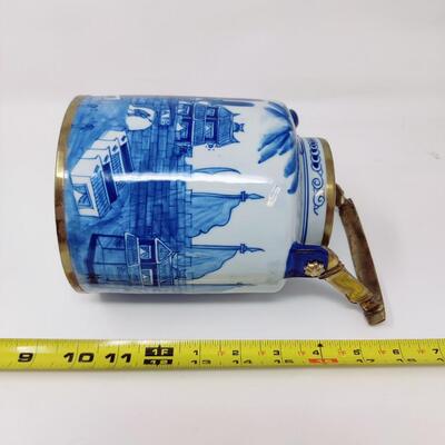 VINTAGE CHINESE BLUE AND WHITE PAINTED PORCELAIN TEA POT W/ LID