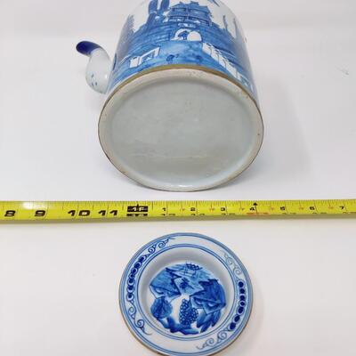 VINTAGE CHINESE BLUE AND WHITE PAINTED PORCELAIN TEA POT W/ LID