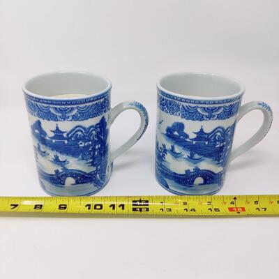 PAIR OF CHINESE EXPORT MUG REPRODUCTIONS MADE FOR THE METROPOLITAN MUSEUM OF ART LOT #1
