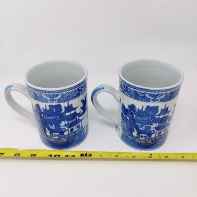 PAIR OF CHINESE EXPORT MUG REPRODUCTIONS MADE FOR THE METROPOLITAN MUSEUM OF ART LOT #2