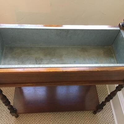 Wood planter with tin lining