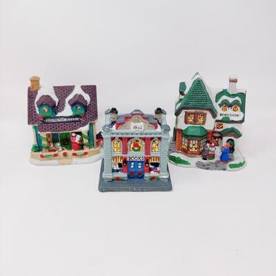 FESTIVE LOT OF CERAMIC VILLAGE HOUSES