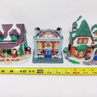 FESTIVE LOT OF CERAMIC VILLAGE HOUSES