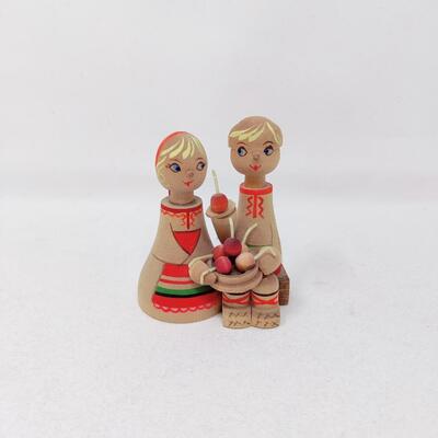 VINTAGE RUSSIAN HAND MADE WOOD FOLK ART BOY AND GIRL FIGURE
