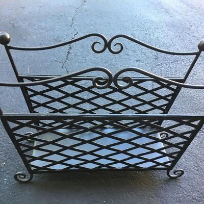 Metal magazine rack