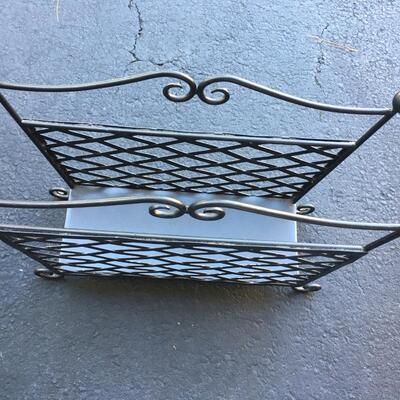 Metal magazine rack