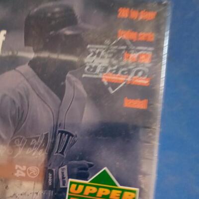 LOT 9  UPPER DECK 1997 AND PREVIEW 1998 BASEBALL CARDS