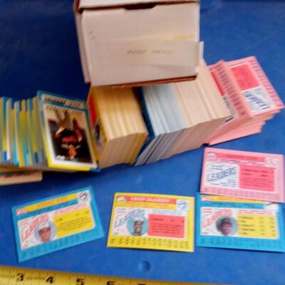 LOT 15  BOX 1980'S BASEBALL CARDS