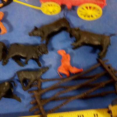 LOT 20  LOT OF AUBURN COWBOYS COWS AND WAGON